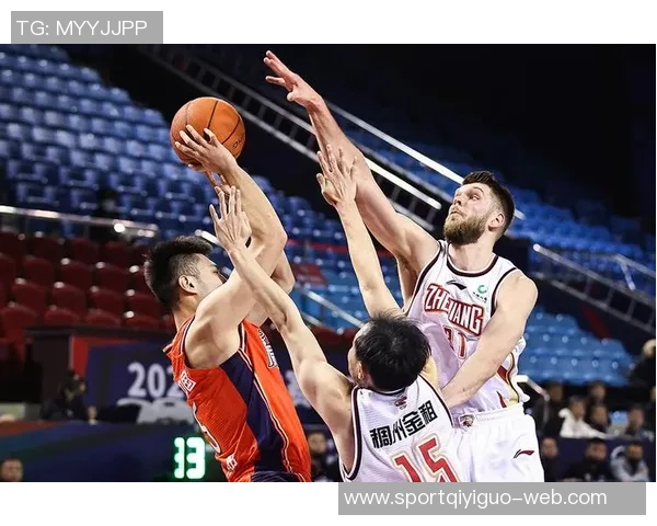 外援双子星联手发威引领球队逆转胜利全场观众欢呼不已